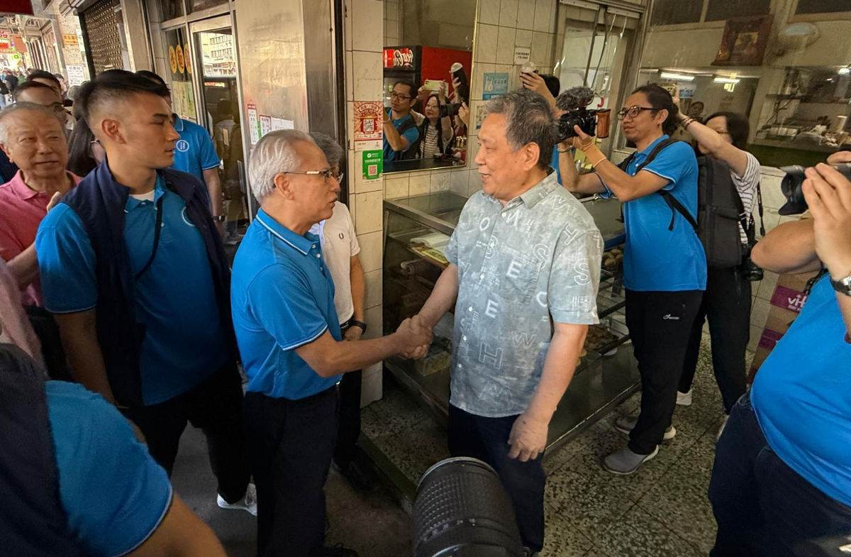 岑浩輝繼續落區稱加深對民情了解,表示有信心若當選帶領團隊聯繫社會。(澳廣視圖片)