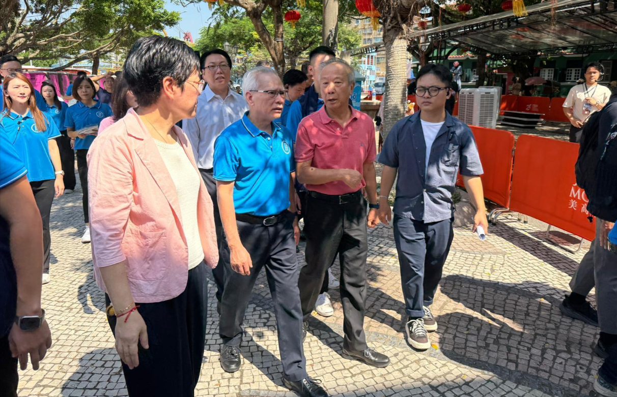 岑浩輝繼續落區稱加深對民情了解,表示有信心若當選帶領團隊聯繫社會。(澳廣視圖片)