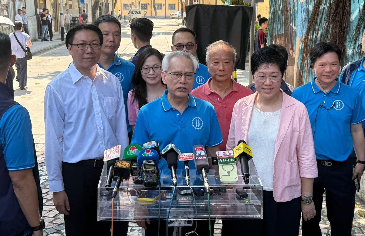 岑浩輝繼續落區稱加深對民情了解,表示有信心若當選帶領團隊聯繫社會。(澳廣視圖片)