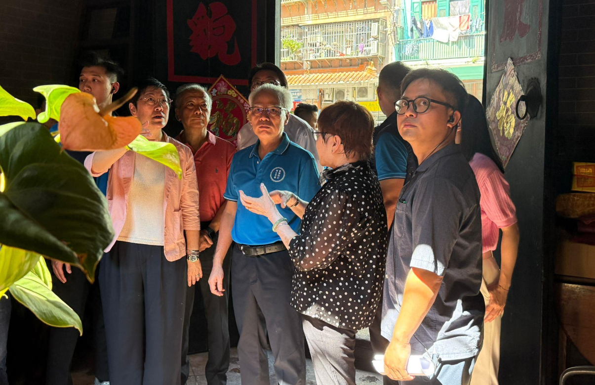 岑浩輝繼續落區稱加深對民情了解,表示有信心若當選帶領團隊聯繫社會。(澳廣視圖片)