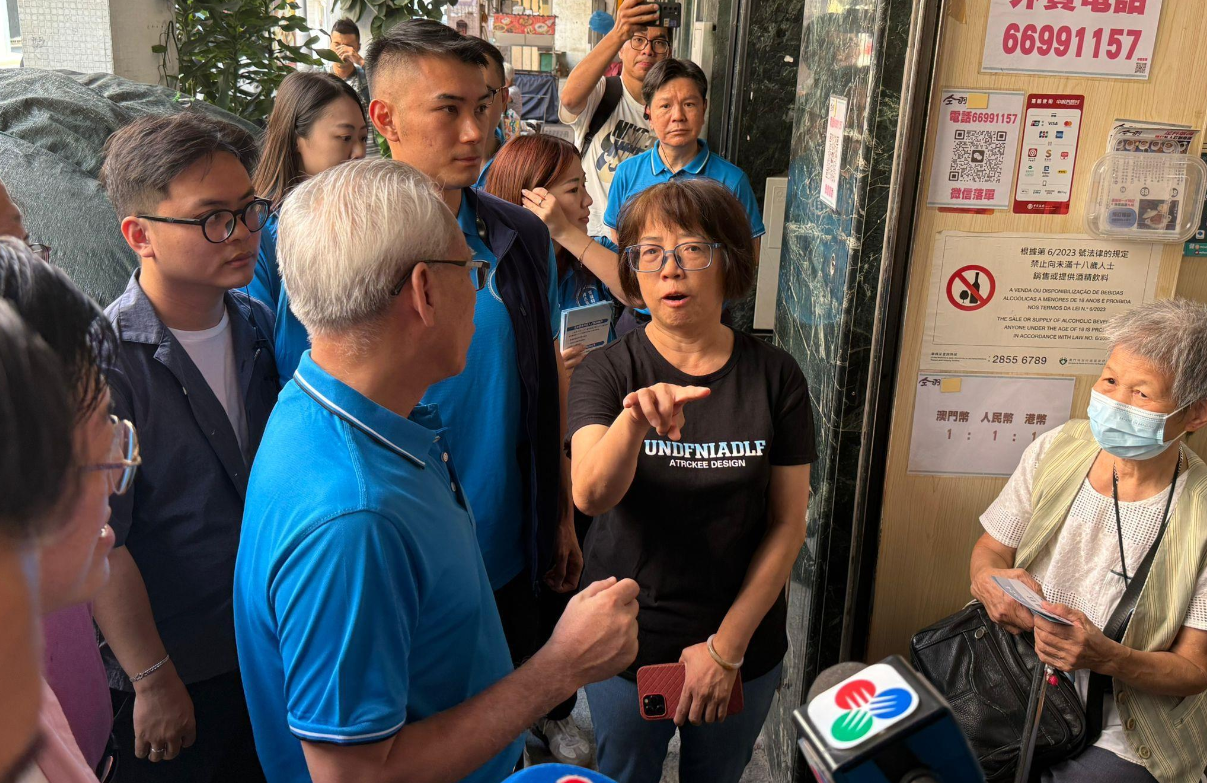 岑浩輝繼續落區稱加深對民情了解,表示有信心若當選帶領團隊聯繫社會。(澳廣視圖片)