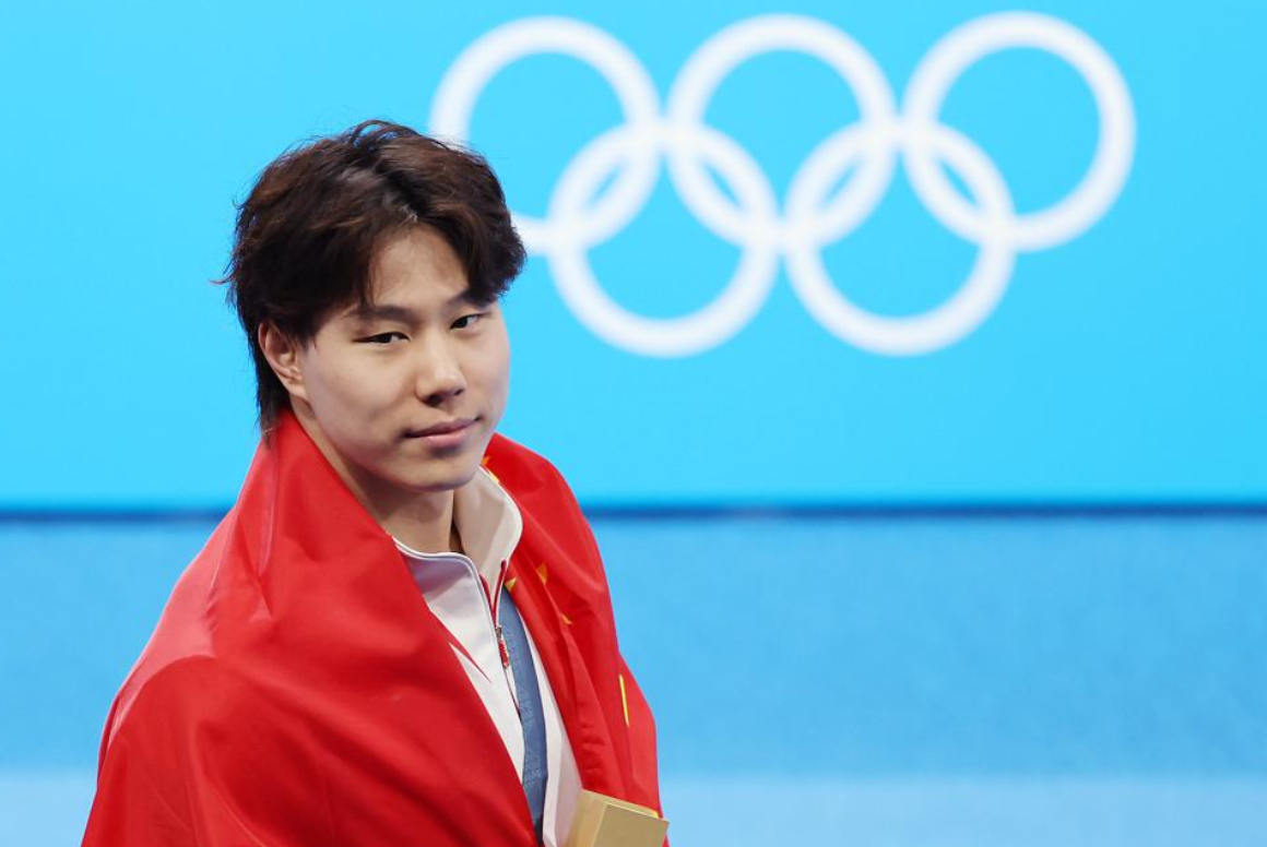 25歲的覃海洋主項為蛙泳,去年游泳世錦賽一舉奪得男子50米、100米及200米蛙泳金牌,是目前200米蛙泳世界紀錄保持者。他今屆巴黎奧運個人項目表現不佳,但在男子4x100米混合接力奪金,和隊友徐嘉余、孫佳俊、潘展樂攜手打破了美國隊對這一項目長達40年的壟斷。