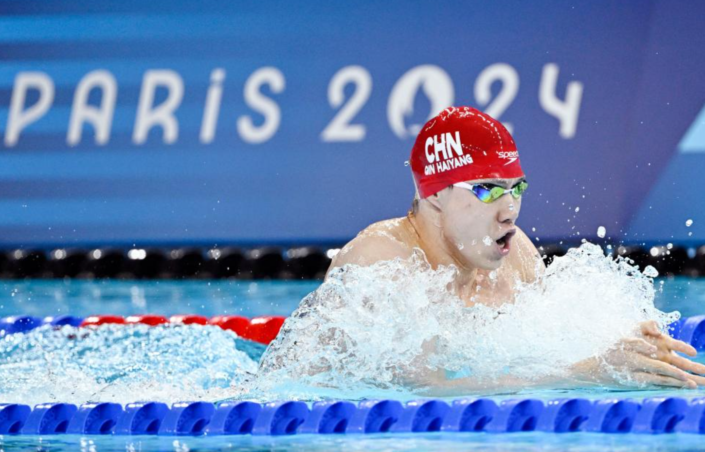 25歲的覃海洋主項為蛙泳,去年游泳世錦賽一舉奪得男子50米、100米及200米蛙泳金牌,是目前200米蛙泳世界紀錄保持者。他今屆巴黎奧運個人項目表現不佳,但在男子4x100米混合接力奪金,和隊友徐嘉余、孫佳俊、潘展樂攜手打破了美國隊對這一項目長達40年的壟斷。