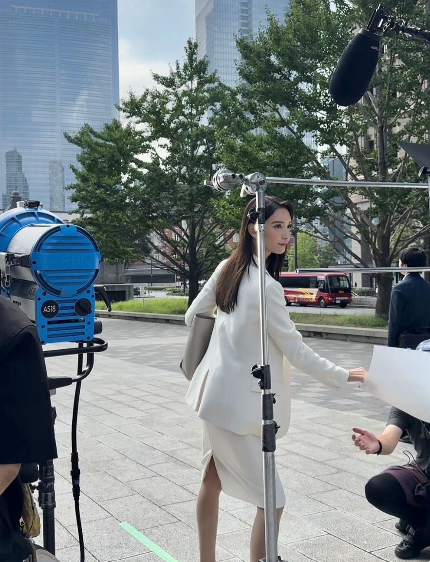 菜菜緒在劇中例牌出動長腿。