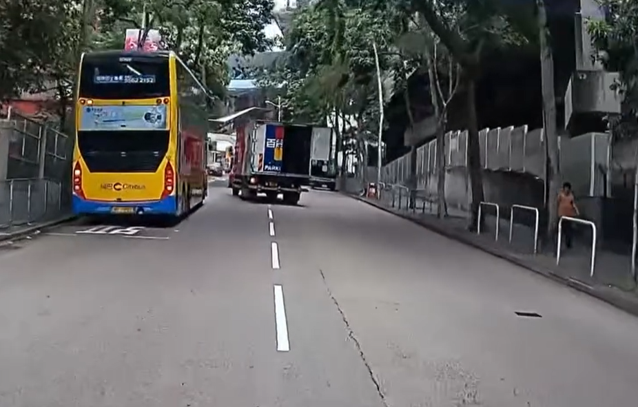 車Cam直擊︱貨車櫃門無關妥邊行邊甩 網民:可以一下「辦」死人 (@fb車cam L(香港群組)/Benson Tang )