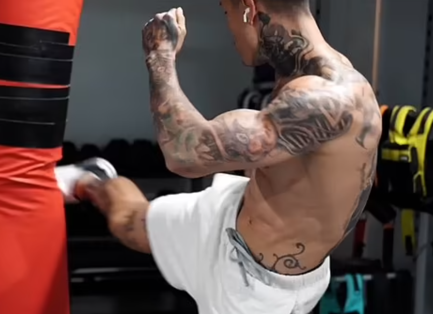 Heria連吃24小時超加工食品。(互聯網)