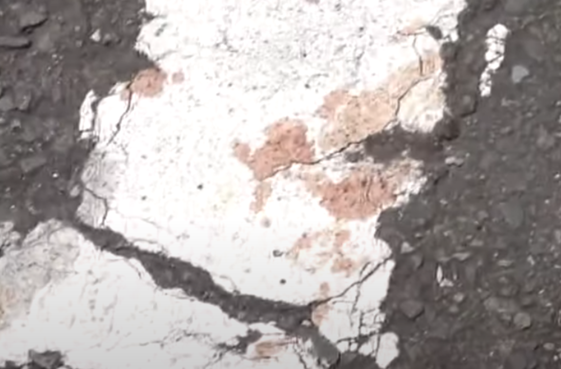 港人夫婦7月遊大阪遇劫被割傷,日本電視台於案發翌日赴現場報道事件,路面有血跡。(影片截圖)