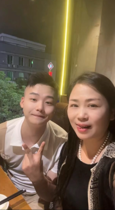 新郎東森介紹,兩人是在2018年認識,當時他正值退伍赴深圳租屋,經中介介紹下,曾離婚、有兩個孩子的雨姐是他的房東