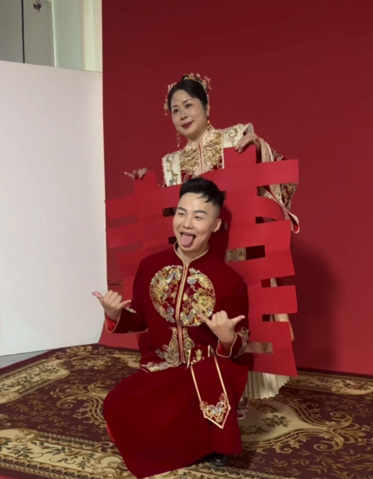 深圳一位新郎與大自己20歲的女房東結婚,他表示二人一開始只是房東和租客的關係,後來因相處日久生情譜寫忘年戀,最終決定結婚,目前正準備生孩子。(影片截圖)