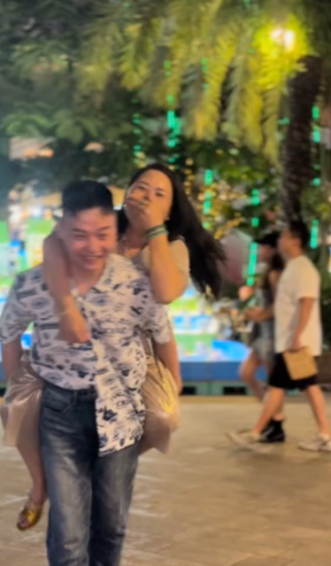 新郎東森介紹,兩人是在2018年認識,當時他正值退伍赴深圳租屋,經中介介紹下,曾離婚、有兩個孩子的雨姐是他的房東