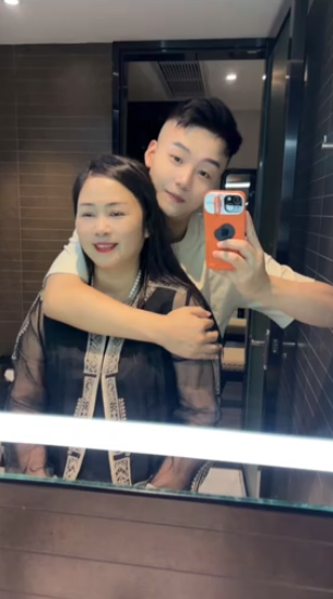 一開始女方很抗拒的,但在他「死皮賴臉」之下,女方表示願意和他試一試,最終決定結婚