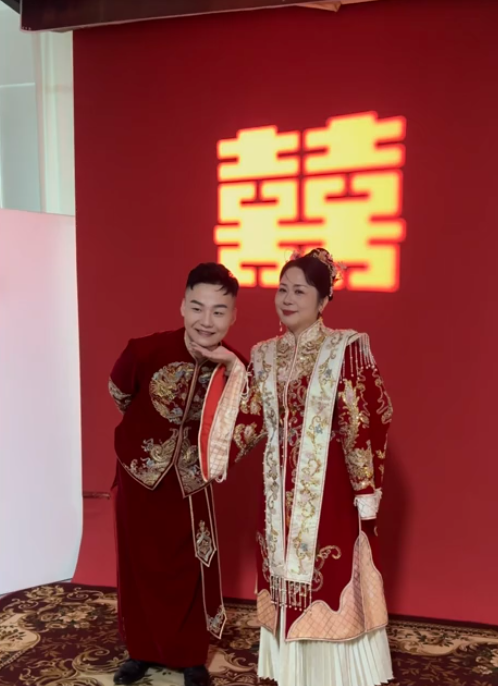 深圳一位新郎與大自己20歲的女房東結婚,他表示二人一開始只是房東和租客的關係,後來因相處日久生情譜寫忘年戀,最終決定結婚,目前正準備生孩子。(影片截圖)