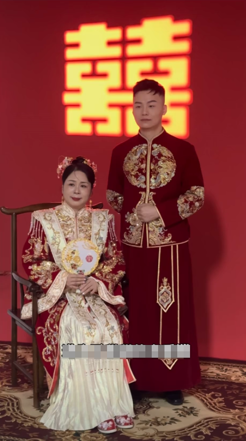 深圳一位新郎與大自己20歲的女房東結婚,他表示二人一開始只是房東和租客的關係,後來因相處日久生情譜寫忘年戀,最終決定結婚,目前正準備生孩子。(影片截圖)