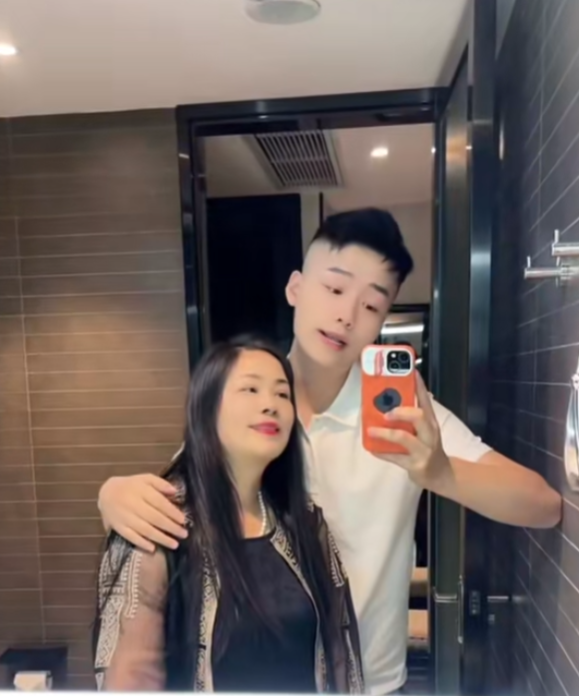 一開始女方很抗拒的,但在他「死皮賴臉」之下,女方表示願意和他試一試,最終決定結婚