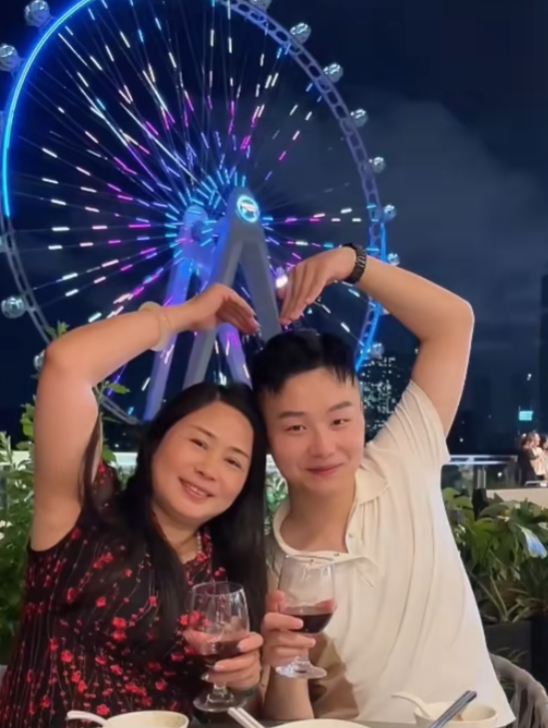 一開始女方很抗拒的,但在他「死皮賴臉」之下,女方表示願意和他試一試,最終決定結婚