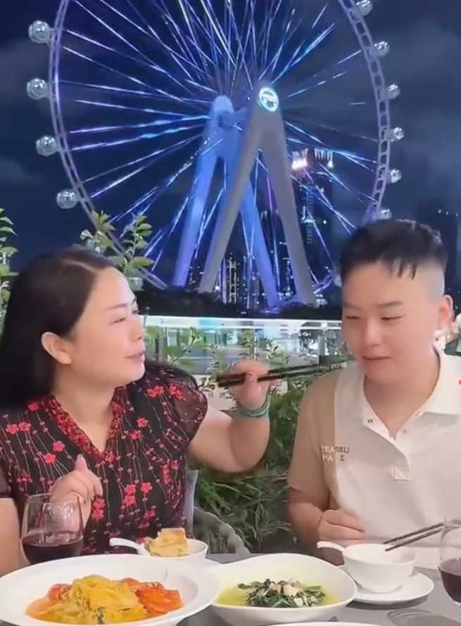 一開始女方很抗拒的,但在他「死皮賴臉」之下,女方表示願意和他試一試,最終決定結婚