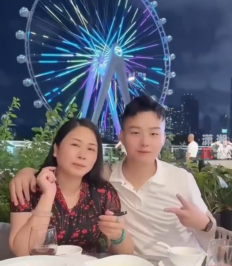 一開始女方很抗拒的,但在他「死皮賴臉」之下,女方表示願意和他試一試,最終決定結婚