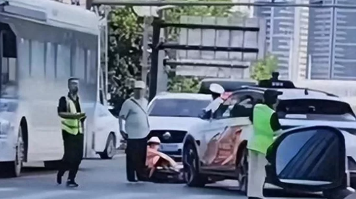 「蘿蔔快跑」無人車7月初在武漢撞倒一名衝紅燈行人,引起內地網民關注。(網上圖片)