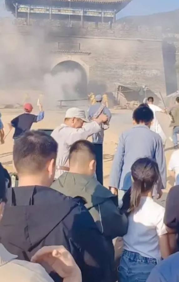 位於山東臨沂的沂蒙紅色影視基地,推出結合抗日愛國及紅色題材的「跟著團長打縣城」體驗劇,讓遊客親身體驗反擊日軍「奪回縣城」的抗日劇場景。(影片截圖)