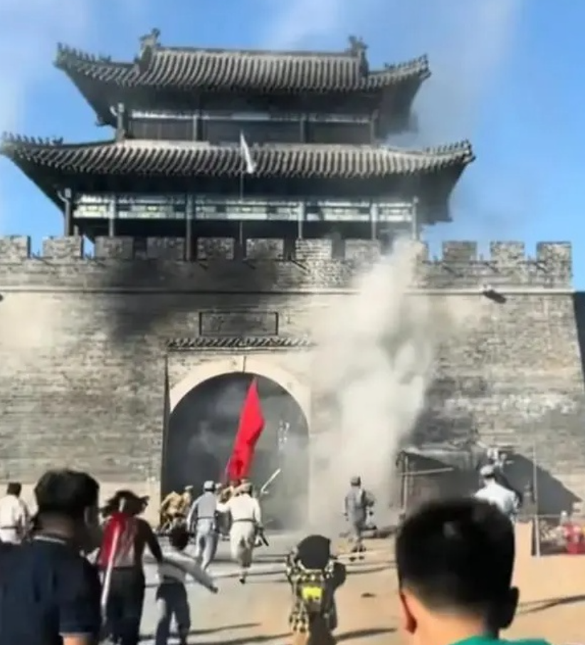 位於山東臨沂的沂蒙紅色影視基地,推出結合抗日愛國及紅色題材的「跟著團長打縣城」體驗劇,讓遊客親身體驗反擊日軍「奪回縣城」的抗日劇場景。(影片截圖)