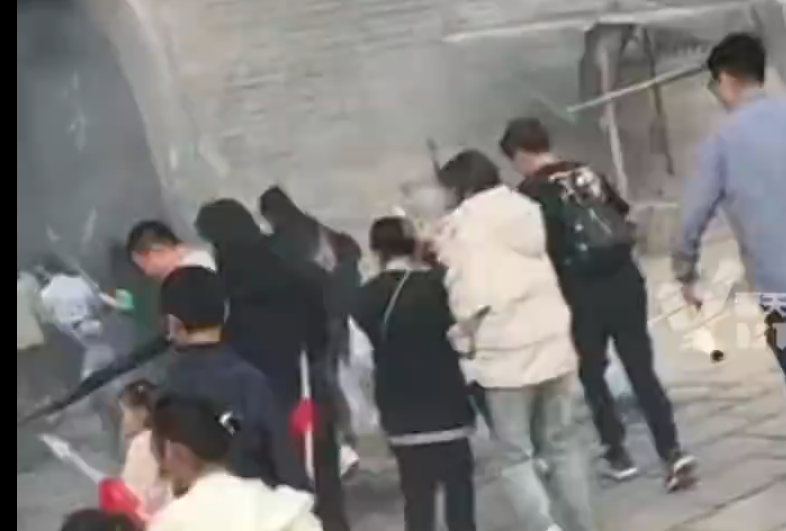 位於山東臨沂的沂蒙紅色影視基地,推出結合抗日愛國及紅色題材的「跟著團長打縣城」體驗劇,讓遊客親身體驗反擊日軍「奪回縣城」的抗日劇場景。(影片截圖)