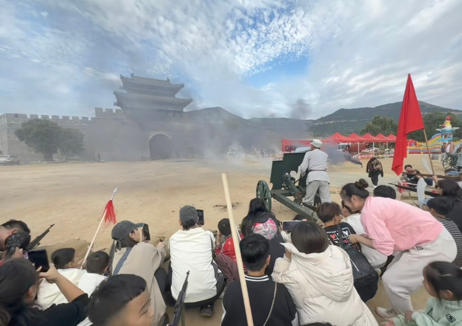 位於山東臨沂的沂蒙紅色影視基地,推出結合抗日愛國及紅色題材的「跟著團長打縣城」體驗劇,讓遊客親身體驗反擊日軍「奪回縣城」的抗日劇場景。(影片截圖)