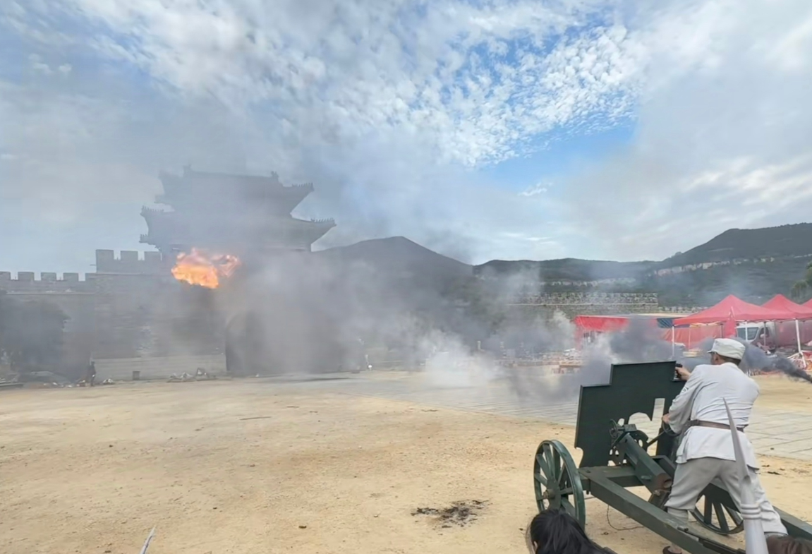 位於山東臨沂的沂蒙紅色影視基地,推出結合抗日愛國及紅色題材的「跟著團長打縣城」體驗劇,讓遊客親身體驗反擊日軍「奪回縣城」的抗日劇場景。(影片截圖)