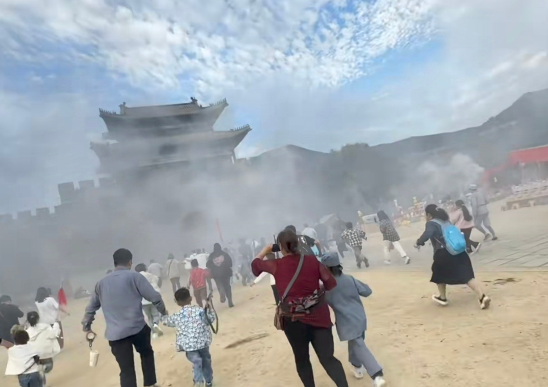 位於山東臨沂的沂蒙紅色影視基地,推出結合抗日愛國及紅色題材的「跟著團長打縣城」體驗劇,讓遊客親身體驗反擊日軍「奪回縣城」的抗日劇場景。(影片截圖)