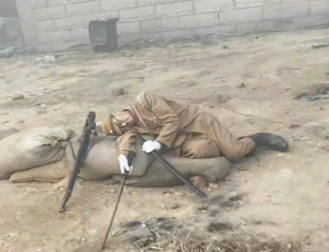 位於山東臨沂的沂蒙紅色影視基地,推出結合抗日愛國及紅色題材的「跟著團長打縣城」體驗劇,讓遊客親身體驗反擊日軍「奪回縣城」的抗日劇場景。(影片截圖)