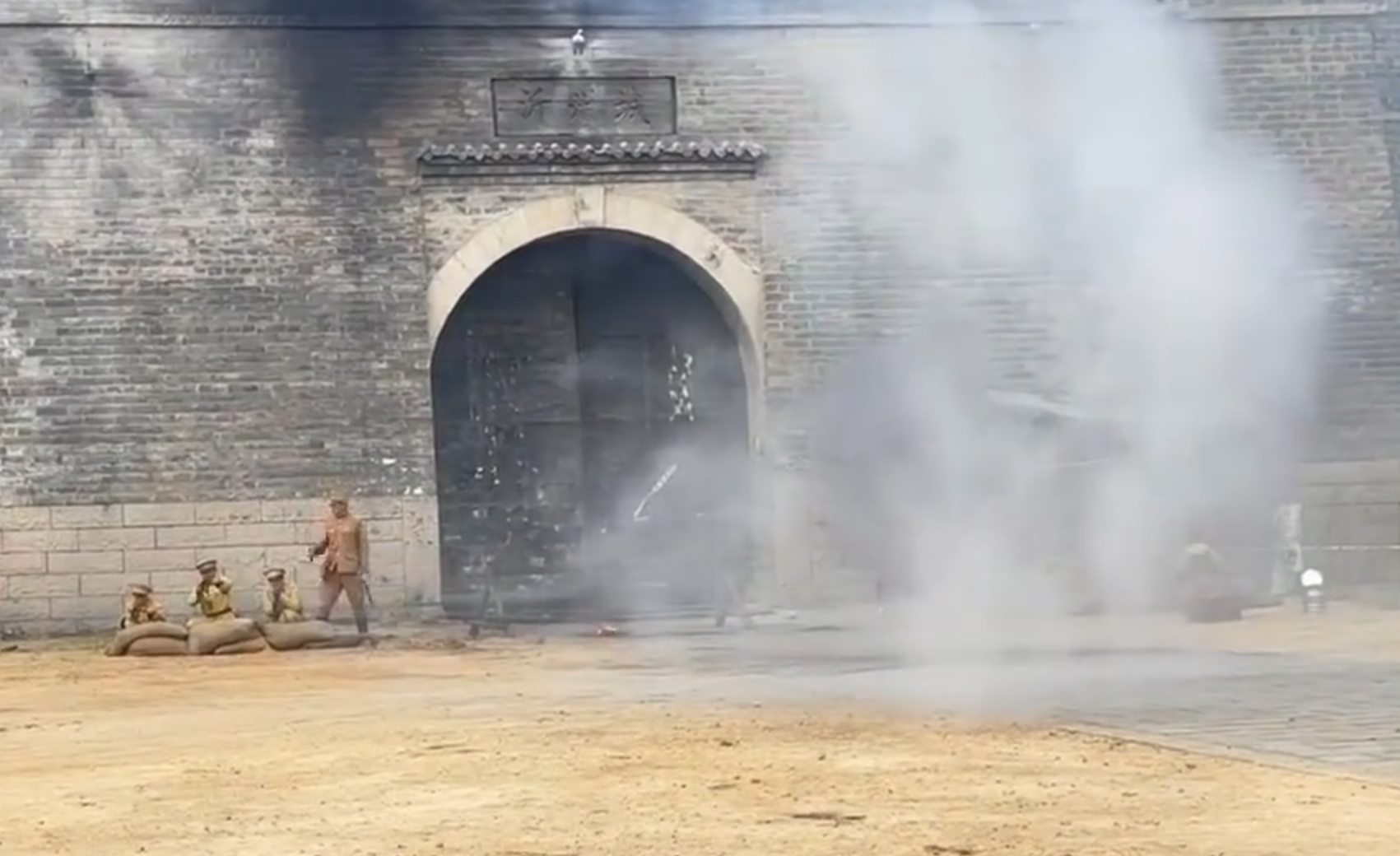 位於山東臨沂的沂蒙紅色影視基地,推出結合抗日愛國及紅色題材的「跟著團長打縣城」體驗劇,讓遊客親身體驗反擊日軍「奪回縣城」的抗日劇場景。(影片截圖)