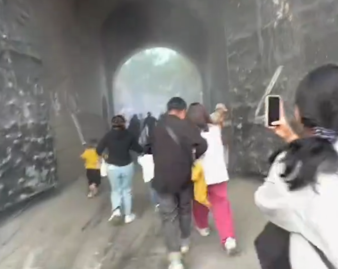 位於山東臨沂的沂蒙紅色影視基地,推出結合抗日愛國及紅色題材的「跟著團長打縣城」體驗劇,讓遊客親身體驗反擊日軍「奪回縣城」的抗日劇場景。(影片截圖)