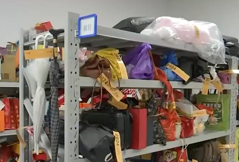 廣州南站的遺失物品存放處近日「爆滿」,工作人員表示假期內遺失物品的數量比平時增加兩倍,其中身份證等證件佔了大多數。(央視畫面)