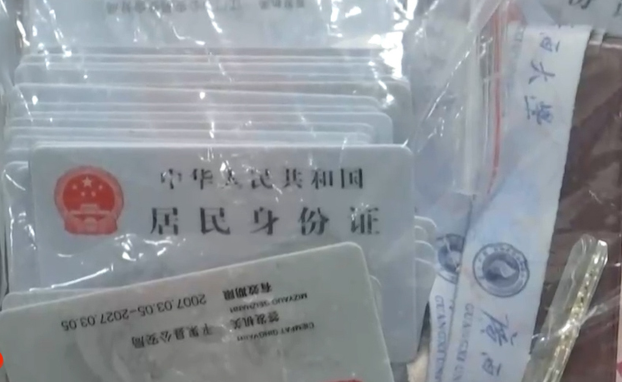 廣州南站的遺失物品存放處近日「爆滿」,工作人員表示假期內遺失物品的數量比平時增加兩倍,其中身份證等證件佔了大多數。(央視畫面)