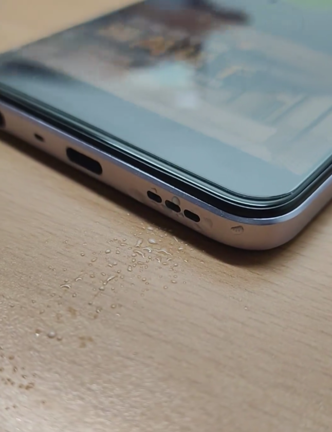 該名網民指出「室友颱風天出門,結果手機掉馬路上進水」,她叫對方播放南韓男團Stray Kids的歌曲影片《Miroh》後,底部的喇叭孔立刻噴出一堆水珠(Threads)