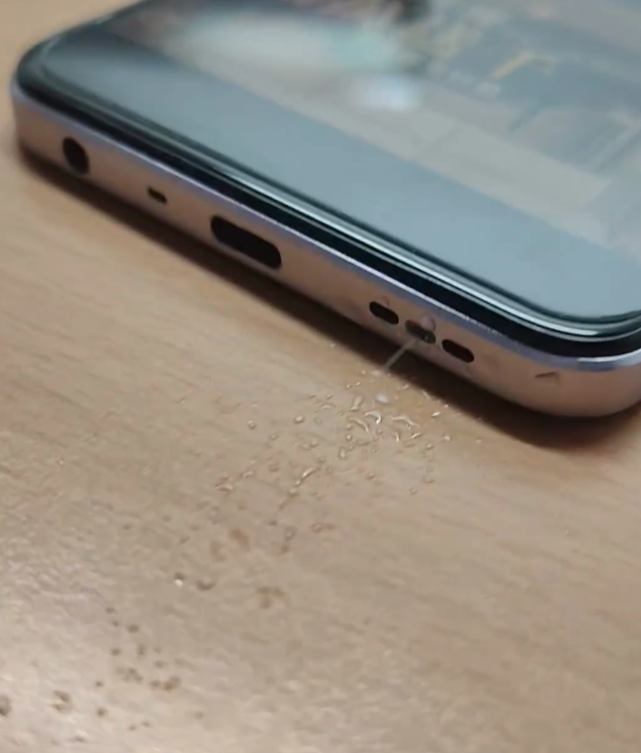 該名網民指出「室友颱風天出門,結果手機掉馬路上進水」,她叫對方播放南韓男團Stray Kids的歌曲影片《Miroh》後,底部的喇叭孔立刻噴出一堆水珠(Threads)