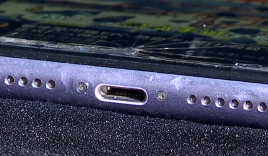 台媒實測下播放《Miroh》,可見亦有水珠射出(影片截圖)