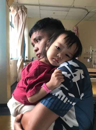 僅19個月大的Daneen不幸患上卵巢癌。(互聯網)