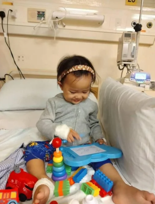 僅19個月大的Daneen不幸患上卵巢癌。(互聯網)