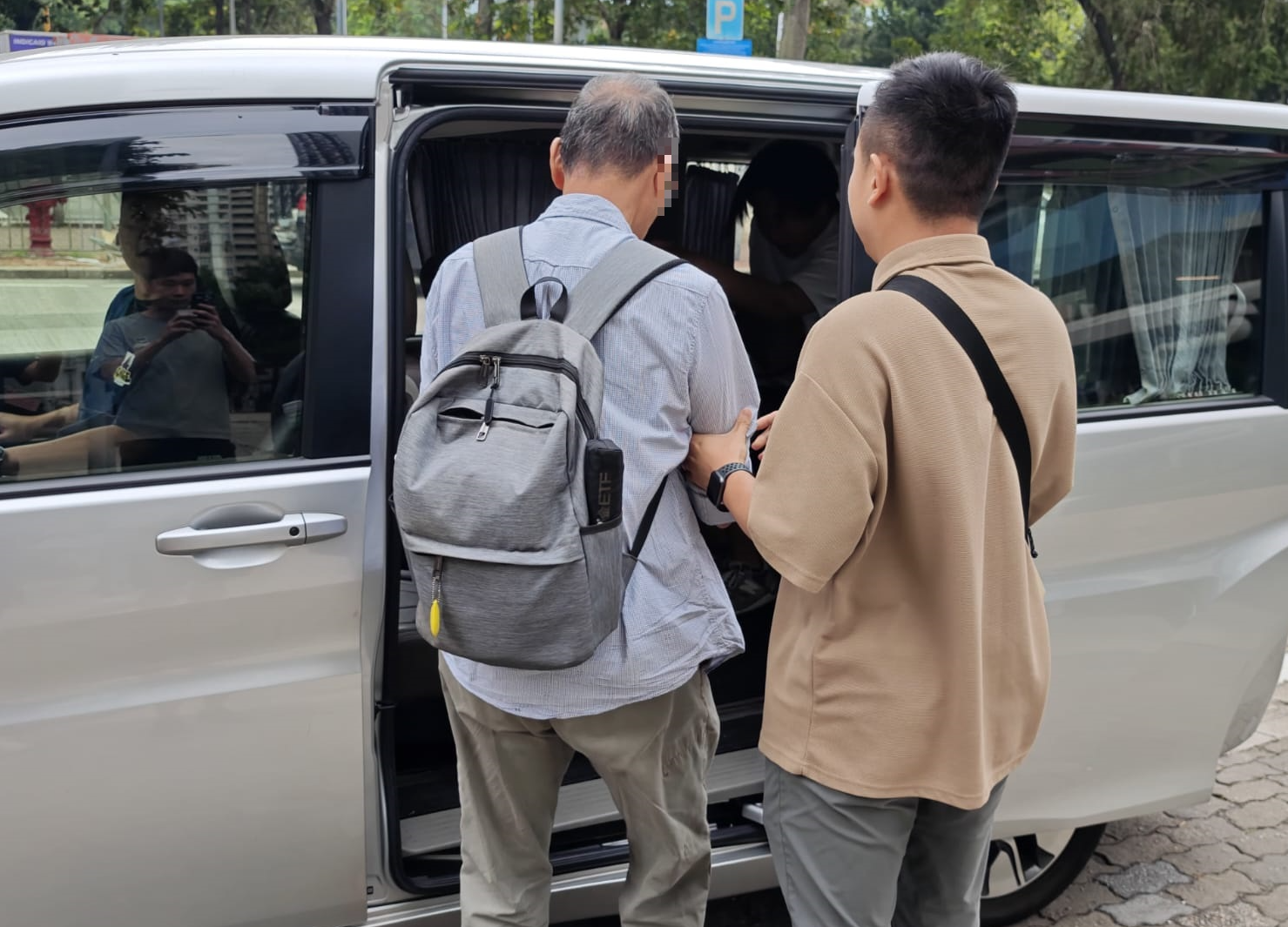 長沙灣分區特遣隊人員在李鄭屋邨拘捕一名68歲男子,涉嫌「猥褻暴露身體」,他現正被扣留調查。(警方提供)