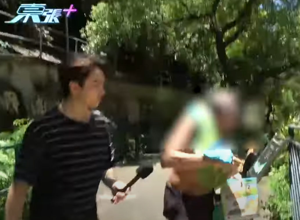 《東張西望》周一(7日)報道一名老翁於長沙灣李鄭屋邨球場內赤裸上身跑步,其後裸露下半身曬太陽,其中主持更與該名男子追逐。(影片截圖)