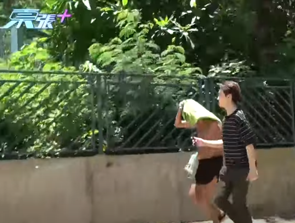 《東張西望》周一(7日)報道一名老翁於長沙灣李鄭屋邨球場內赤裸上身跑步,其後裸露下半身曬太陽,其中主持更與該名男子追逐。(影片截圖)