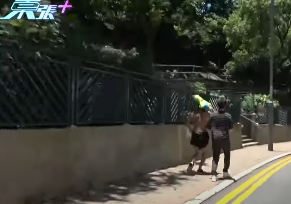 《東張西望》周一(7日)報道一名老翁於長沙灣李鄭屋邨球場內赤裸上身跑步,其後裸露下半身曬太陽,其中主持更與該名男子追逐。(影片截圖)