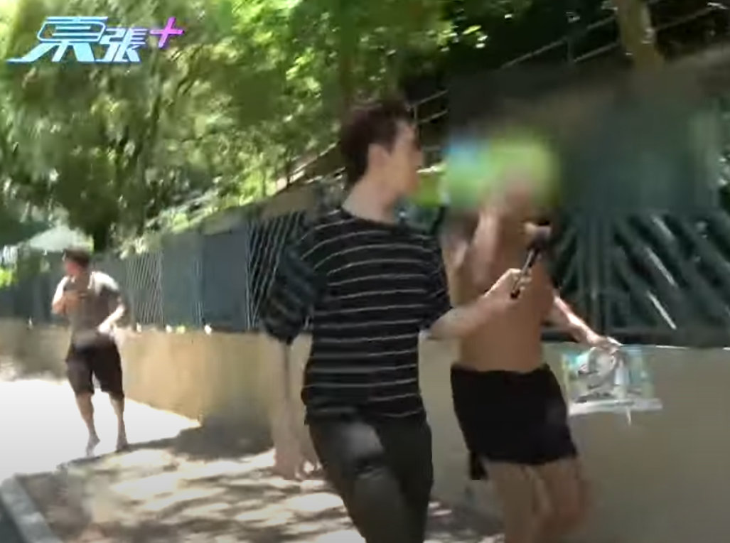 《東張西望》周一(7日)報道一名老翁於長沙灣李鄭屋邨球場內赤裸上身跑步,其後裸露下半身曬太陽,其中主持更與該名男子追逐。(影片截圖)