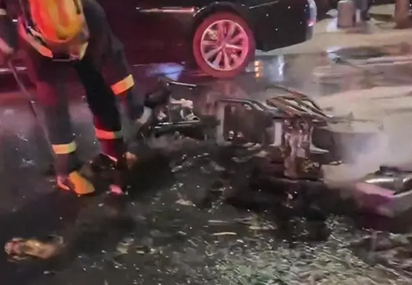 深圳有外賣員送餐期間,電動單車突然自燃,令司機全身被烈火包圍成火人,他迅即滾地滅火,上半身燒傷。(影片截圖)