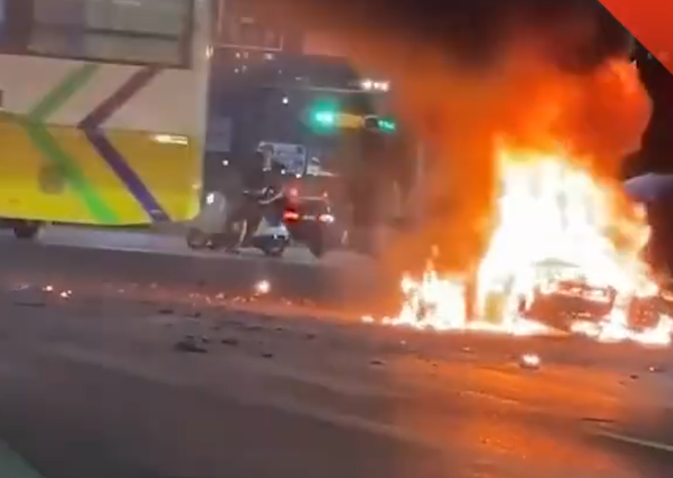 深圳有外賣員送餐期間,電動單車突然自燃,令司機全身被烈火包圍成火人,他迅即滾地滅火,上半身燒傷。(影片截圖)