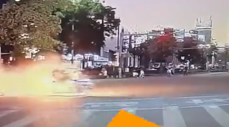 深圳有外賣員送餐期間,電動單車突然自燃,令司機全身被烈火包圍成火人,他迅即滾地滅火,上半身燒傷。(影片截圖)