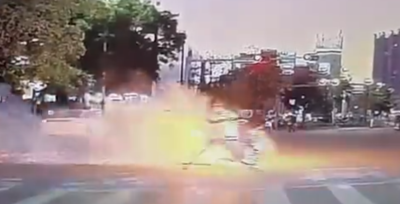 深圳有外賣員送餐期間,電動單車突然自燃,令司機全身被烈火包圍成火人,他迅即滾地滅火,上半身燒傷。(影片截圖)