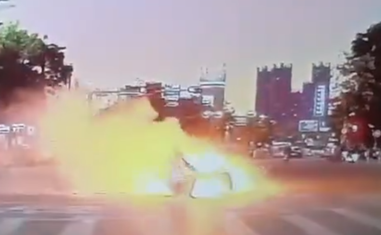 深圳有外賣員送餐期間,電動單車突然自燃,令司機全身被烈火包圍成火人,他迅即滾地滅火,上半身燒傷。(影片截圖)