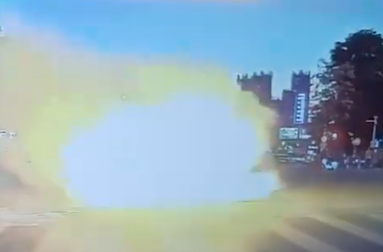 深圳有外賣員送餐期間,電動單車突然自燃,令司機全身被烈火包圍成火人,他迅即滾地滅火,上半身燒傷。(影片截圖)