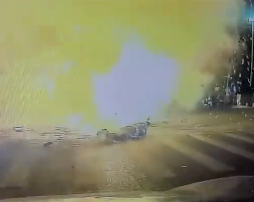 深圳有外賣員送餐期間,電動單車突然自燃,令司機全身被烈火包圍成火人,他迅即滾地滅火,上半身燒傷。(影片截圖)